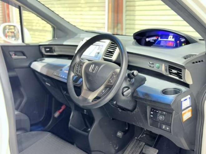 フリードスパイクハイブリッド1.5 ジャストセレクション　下廻防錆TVナビBカメETC 2WD 1500