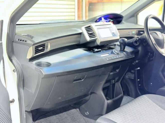 フリードスパイクハイブリッド1.5 ジャストセレクション　下廻防錆TVナビBカメETC 2WD 1500