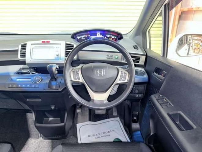 フリードスパイクハイブリッド1.5 ジャストセレクション　下廻防錆TVナビBカメETC 2WD 1500