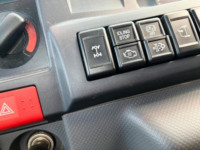 タイタン中古　平ボディ4WD