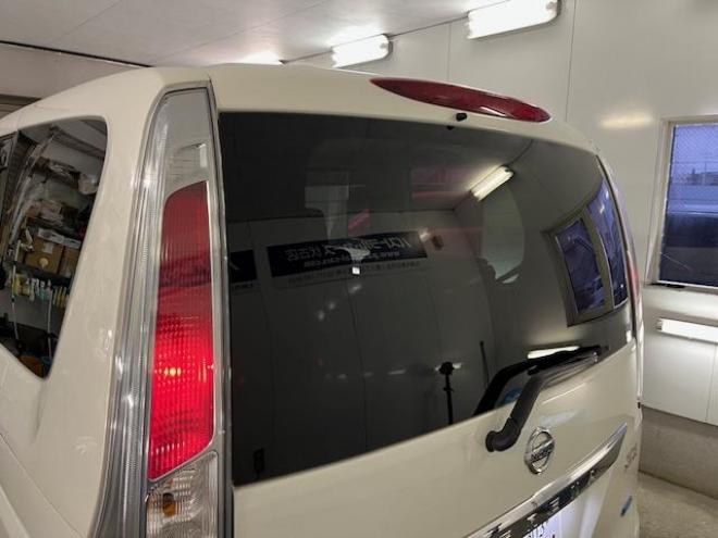 セレナハイウェイスター　寒冷地仕様　禁煙車　ＷＡＫＯＳバリアスコーティング済　純正１５インチＡＷ　社外１５ＡＷ＋スタッドレスタイヤ付　両側パワースライドドア　カロッツェリアディスプレイオーディオ（ＤＶＤ再生　ＵＳＢ）　クルーズコントロール　純正エンジンスターター　インテリジェントキー　アイドリングストップ　横滑り防止装置　ＨＩＤ　タイミングチェーン 4WD 2000 5Dr