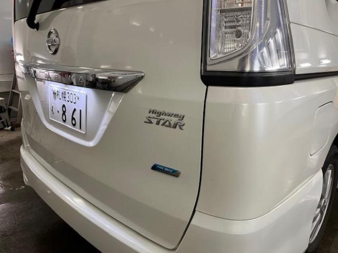 セレナハイウェイスター　寒冷地仕様　禁煙車　ＷＡＫＯＳバリアスコーティング済　純正１５インチＡＷ　社外１５ＡＷ＋スタッドレスタイヤ付　両側パワースライドドア　カロッツェリアディスプレイオーディオ（ＤＶＤ再生　ＵＳＢ）　クルーズコントロール　純正エンジンスターター　インテリジェントキー　アイドリングストップ　横滑り防止装置　ＨＩＤ　タイミングチェーン 4WD 2000 5Dr