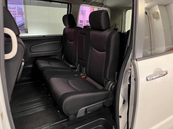 セレナハイウェイスター　寒冷地仕様　禁煙車　ＷＡＫＯＳバリアスコーティング済　純正１５インチＡＷ　社外１５ＡＷ＋スタッドレスタイヤ付　両側パワースライドドア　カロッツェリアディスプレイオーディオ（ＤＶＤ再生　ＵＳＢ）　クルーズコントロール　純正エンジンスターター　インテリジェントキー　アイドリングストップ　横滑り防止装置　ＨＩＤ　タイミングチェーン 4WD 2000 5Dr