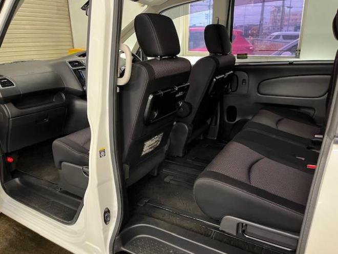 セレナハイウェイスター　寒冷地仕様　禁煙車　ＷＡＫＯＳバリアスコーティング済　純正１５インチＡＷ　社外１５ＡＷ＋スタッドレスタイヤ付　両側パワースライドドア　カロッツェリアディスプレイオーディオ（ＤＶＤ再生　ＵＳＢ）　クルーズコントロール　純正エンジンスターター　インテリジェントキー　アイドリングストップ　横滑り防止装置　ＨＩＤ　タイミングチェーン 4WD 2000 5Dr