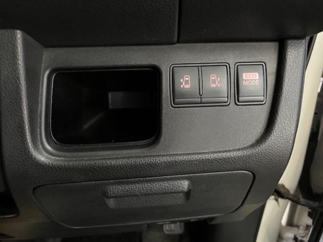 セレナハイウェイスター　寒冷地仕様　禁煙車　ＷＡＫＯＳバリアスコーティング済　純正１５インチＡＷ　社外１５ＡＷ＋スタッドレスタイヤ付　両側パワースライドドア　カロッツェリアディスプレイオーディオ（ＤＶＤ再生　ＵＳＢ）　クルーズコントロール　純正エンジンスターター　インテリジェントキー　アイドリングストップ　横滑り防止装置　ＨＩＤ　タイミングチェーン 4WD 2000 5Dr