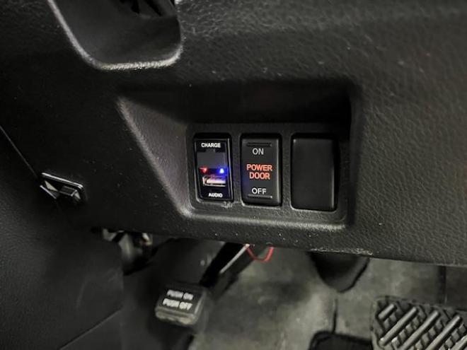 セレナハイウェイスター　寒冷地仕様　禁煙車　ＷＡＫＯＳバリアスコーティング済　純正１５インチＡＷ　社外１５ＡＷ＋スタッドレスタイヤ付　両側パワースライドドア　カロッツェリアディスプレイオーディオ（ＤＶＤ再生　ＵＳＢ）　クルーズコントロール　純正エンジンスターター　インテリジェントキー　アイドリングストップ　横滑り防止装置　ＨＩＤ　タイミングチェーン 4WD 2000 5Dr