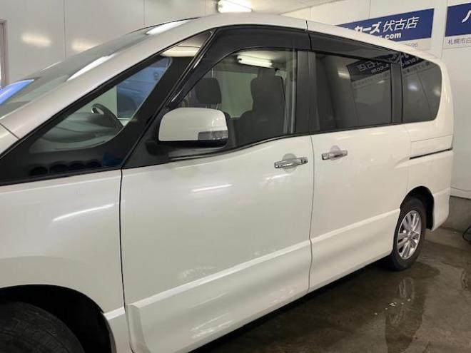 セレナハイウェイスター　寒冷地仕様　禁煙車　ＷＡＫＯＳバリアスコーティング済　純正１５インチＡＷ　社外１５ＡＷ＋スタッドレスタイヤ付　両側パワースライドドア　カロッツェリアディスプレイオーディオ（ＤＶＤ再生　ＵＳＢ）　クルーズコントロール　純正エンジンスターター　インテリジェントキー　アイドリングストップ　横滑り防止装置　ＨＩＤ　タイミングチェーン 4WD 2000 5Dr