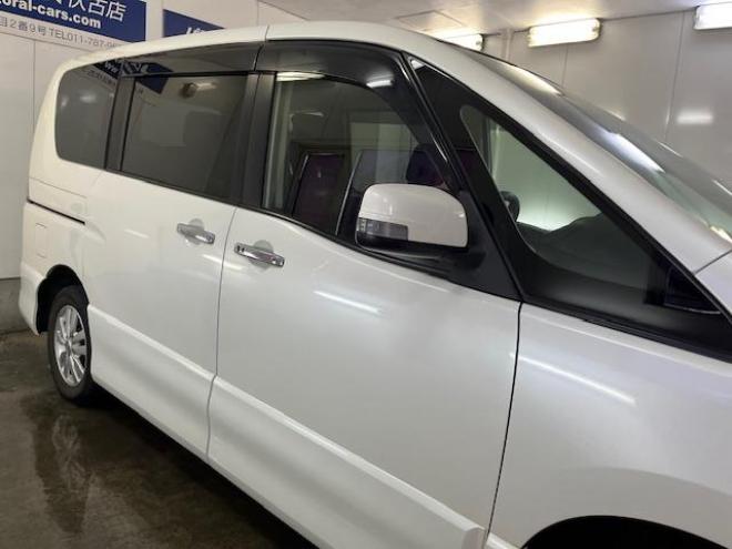 セレナハイウェイスター　寒冷地仕様　禁煙車　ＷＡＫＯＳバリアスコーティング済　純正１５インチＡＷ　社外１５ＡＷ＋スタッドレスタイヤ付　両側パワースライドドア　カロッツェリアディスプレイオーディオ（ＤＶＤ再生　ＵＳＢ）　クルーズコントロール　純正エンジンスターター　インテリジェントキー　アイドリングストップ　横滑り防止装置　ＨＩＤ　タイミングチェーン 4WD 2000 5Dr