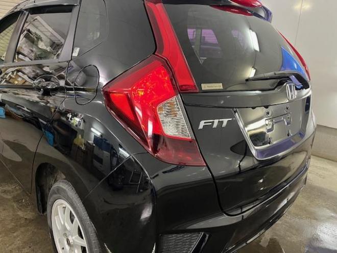 フィット１３Ｇ　Ｆパッケージ　本州仕入　禁煙車　ＷＡＫＯＳバリアスコーティング済　社外１５インチＡＷ　１５インチホイール＋スタッドレスタイヤ付　純正ギャザースナビ＋バックカメラ　ＰＵＳＨスタート　スマートキー　ミラーヒーター　フロントガラス熱線　アイドリングストップ　盗難防止装置　横滑り防止装置 4WD 1300 5Dr