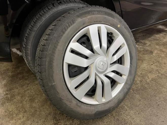 フィット１３Ｇ　Ｆパッケージ　本州仕入　禁煙車　ＷＡＫＯＳバリアスコーティング済　社外１５インチＡＷ　１５インチホイール＋スタッドレスタイヤ付　純正ギャザースナビ＋バックカメラ　ＰＵＳＨスタート　スマートキー　ミラーヒーター　フロントガラス熱線　アイドリングストップ　盗難防止装置　横滑り防止装置 4WD 1300 5Dr