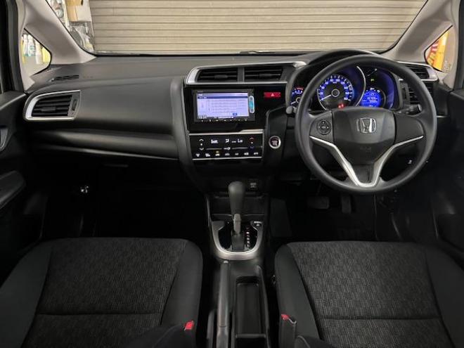 フィット１３Ｇ　Ｆパッケージ　本州仕入　禁煙車　ＷＡＫＯＳバリアスコーティング済　社外１５インチＡＷ　１５インチホイール＋スタッドレスタイヤ付　純正ギャザースナビ＋バックカメラ　ＰＵＳＨスタート　スマートキー　ミラーヒーター　フロントガラス熱線　アイドリングストップ　盗難防止装置　横滑り防止装置 4WD 1300 5Dr