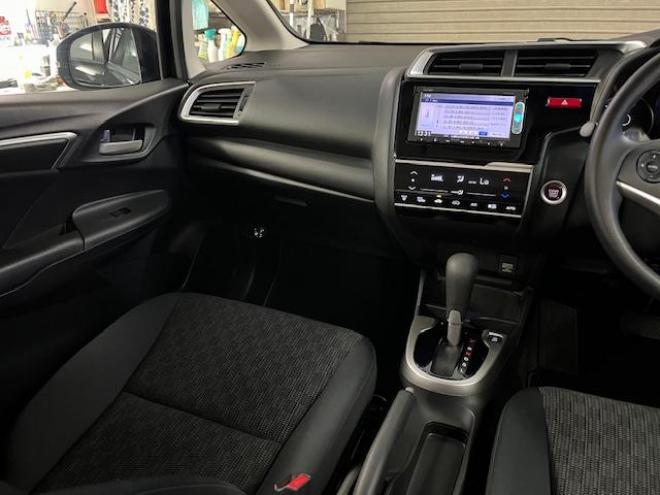 フィット１３Ｇ　Ｆパッケージ　本州仕入　禁煙車　ＷＡＫＯＳバリアスコーティング済　社外１５インチＡＷ　１５インチホイール＋スタッドレスタイヤ付　純正ギャザースナビ＋バックカメラ　ＰＵＳＨスタート　スマートキー　ミラーヒーター　フロントガラス熱線　アイドリングストップ　盗難防止装置　横滑り防止装置 4WD 1300 5Dr