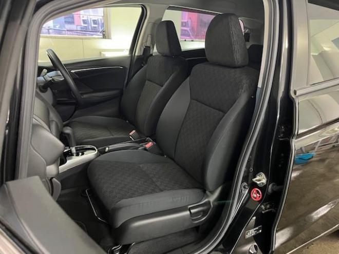 フィット１３Ｇ　Ｆパッケージ　本州仕入　禁煙車　ＷＡＫＯＳバリアスコーティング済　社外１５インチＡＷ　１５インチホイール＋スタッドレスタイヤ付　純正ギャザースナビ＋バックカメラ　ＰＵＳＨスタート　スマートキー　ミラーヒーター　フロントガラス熱線　アイドリングストップ　盗難防止装置　横滑り防止装置 4WD 1300 5Dr