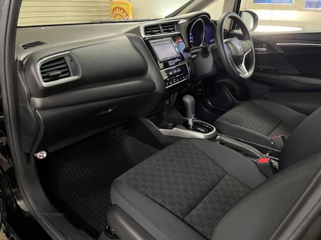 フィット１３Ｇ　Ｆパッケージ　本州仕入　禁煙車　ＷＡＫＯＳバリアスコーティング済　社外１５インチＡＷ　１５インチホイール＋スタッドレスタイヤ付　純正ギャザースナビ＋バックカメラ　ＰＵＳＨスタート　スマートキー　ミラーヒーター　フロントガラス熱線　アイドリングストップ　盗難防止装置　横滑り防止装置 4WD 1300 5Dr