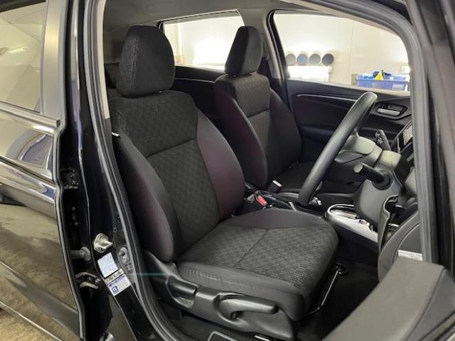 フィット１３Ｇ　Ｆパッケージ　本州仕入　禁煙車　ＷＡＫＯＳバリアスコーティング済　社外１５インチＡＷ　１５インチホイール＋スタッドレスタイヤ付　純正ギャザースナビ＋バックカメラ　ＰＵＳＨスタート　スマートキー　ミラーヒーター　フロントガラス熱線　アイドリングストップ　盗難防止装置　横滑り防止装置 4WD 1300 5Dr
