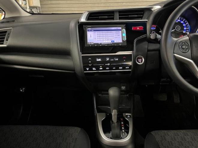 フィット１３Ｇ　Ｆパッケージ　本州仕入　禁煙車　ＷＡＫＯＳバリアスコーティング済　社外１５インチＡＷ　１５インチホイール＋スタッドレスタイヤ付　純正ギャザースナビ＋バックカメラ　ＰＵＳＨスタート　スマートキー　ミラーヒーター　フロントガラス熱線　アイドリングストップ　盗難防止装置　横滑り防止装置 4WD 1300 5Dr