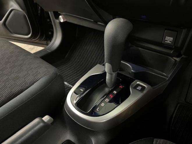 フィット１３Ｇ　Ｆパッケージ　本州仕入　禁煙車　ＷＡＫＯＳバリアスコーティング済　社外１５インチＡＷ　１５インチホイール＋スタッドレスタイヤ付　純正ギャザースナビ＋バックカメラ　ＰＵＳＨスタート　スマートキー　ミラーヒーター　フロントガラス熱線　アイドリングストップ　盗難防止装置　横滑り防止装置 4WD 1300 5Dr