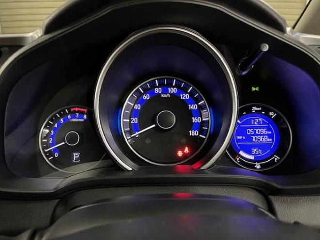 フィット１３Ｇ　Ｆパッケージ　本州仕入　禁煙車　ＷＡＫＯＳバリアスコーティング済　社外１５インチＡＷ　１５インチホイール＋スタッドレスタイヤ付　純正ギャザースナビ＋バックカメラ　ＰＵＳＨスタート　スマートキー　ミラーヒーター　フロントガラス熱線　アイドリングストップ　盗難防止装置　横滑り防止装置 4WD 1300 5Dr