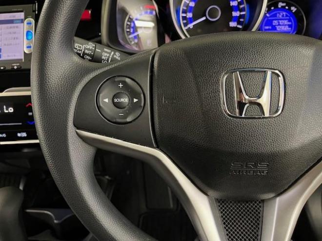 フィット１３Ｇ　Ｆパッケージ　本州仕入　禁煙車　ＷＡＫＯＳバリアスコーティング済　社外１５インチＡＷ　１５インチホイール＋スタッドレスタイヤ付　純正ギャザースナビ＋バックカメラ　ＰＵＳＨスタート　スマートキー　ミラーヒーター　フロントガラス熱線　アイドリングストップ　盗難防止装置　横滑り防止装置 4WD 1300 5Dr