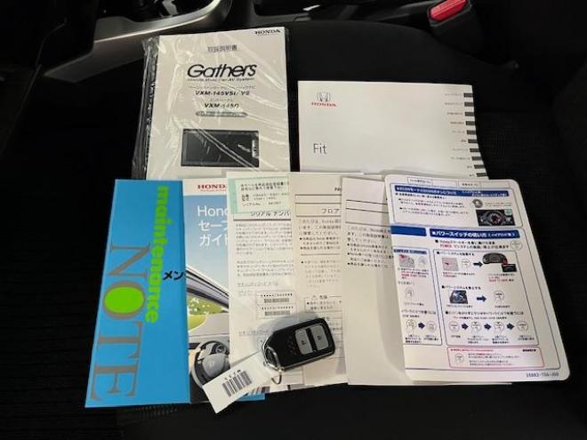 フィット１３Ｇ　Ｆパッケージ　本州仕入　禁煙車　ＷＡＫＯＳバリアスコーティング済　社外１５インチＡＷ　１５インチホイール＋スタッドレスタイヤ付　純正ギャザースナビ＋バックカメラ　ＰＵＳＨスタート　スマートキー　ミラーヒーター　フロントガラス熱線　アイドリングストップ　盗難防止装置　横滑り防止装置 4WD 1300 5Dr