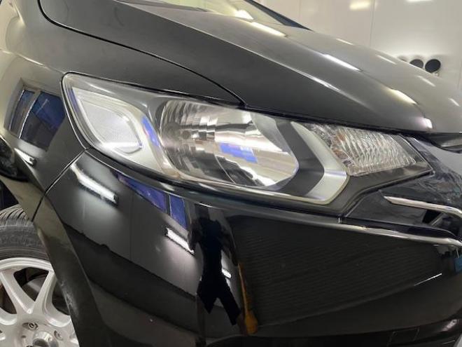フィット１３Ｇ　Ｆパッケージ　本州仕入　禁煙車　ＷＡＫＯＳバリアスコーティング済　社外１５インチＡＷ　１５インチホイール＋スタッドレスタイヤ付　純正ギャザースナビ＋バックカメラ　ＰＵＳＨスタート　スマートキー　ミラーヒーター　フロントガラス熱線　アイドリングストップ　盗難防止装置　横滑り防止装置 4WD 1300 5Dr