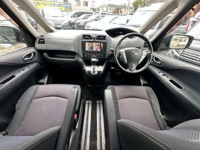 セレナ2.0 ハイウェイスター 4WD　Bluetooth　SDナビ　横滑り防止装置 2000