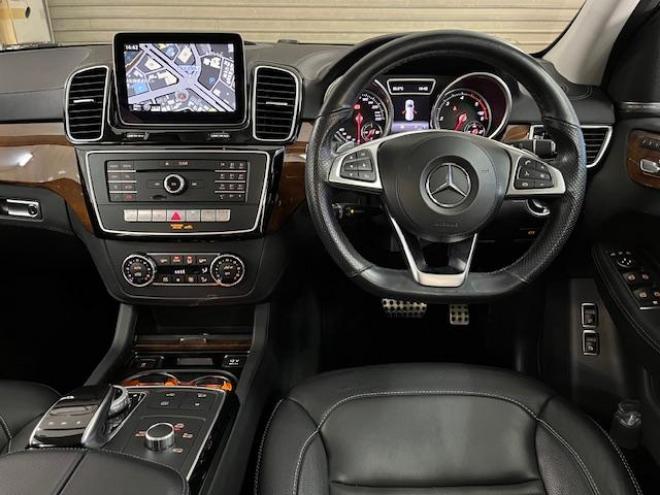 ベンツＧＬＳ３５０ｄ　４マチックスポーツ　禁煙車　ＡＭＧ２１インチＡＷ　社外２０ＡＷ＋スタッドレスタイヤ付　純正ナビ（フルセグ地デジ　Ｂｌｕｅｔｏｏｔｈ）＋バックカメラ　３６０℃カメラ　ハーマンカードンオーディオ　パークトロニック　電動サンルーフ　ブラックレザーシート　パワートランク　シートヒーター　キーレスゴー　パドルシフト　ＥＴＣ 4WD 3000 5Dr