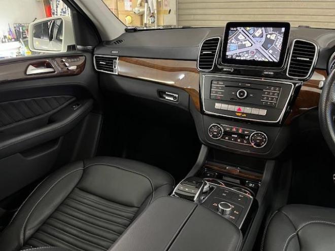 ベンツＧＬＳ３５０ｄ　４マチックスポーツ　禁煙車　ＡＭＧ２１インチＡＷ　社外２０ＡＷ＋スタッドレスタイヤ付　純正ナビ（フルセグ地デジ　Ｂｌｕｅｔｏｏｔｈ）＋バックカメラ　３６０℃カメラ　ハーマンカードンオーディオ　パークトロニック　電動サンルーフ　ブラックレザーシート　パワートランク　シートヒーター　キーレスゴー　パドルシフト　ＥＴＣ 4WD 3000 5Dr