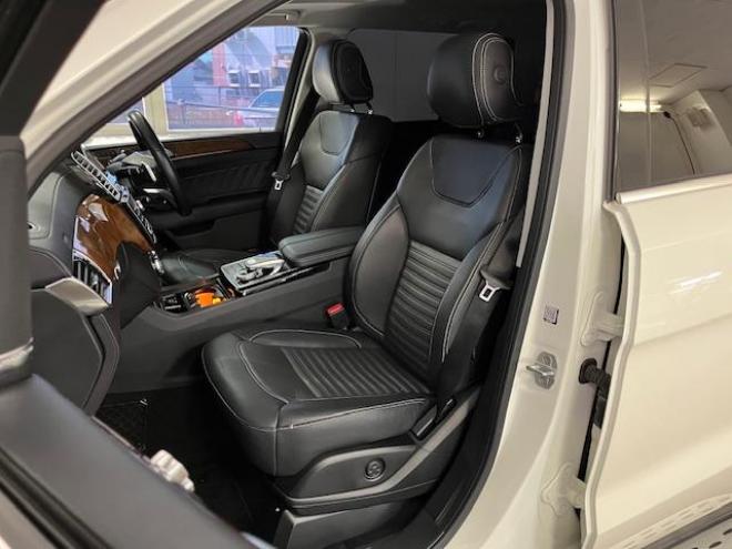 ベンツＧＬＳ３５０ｄ　４マチックスポーツ　禁煙車　ＡＭＧ２１インチＡＷ　社外２０ＡＷ＋スタッドレスタイヤ付　純正ナビ（フルセグ地デジ　Ｂｌｕｅｔｏｏｔｈ）＋バックカメラ　３６０℃カメラ　ハーマンカードンオーディオ　パークトロニック　電動サンルーフ　ブラックレザーシート　パワートランク　シートヒーター　キーレスゴー　パドルシフト　ＥＴＣ 4WD 3000 5Dr