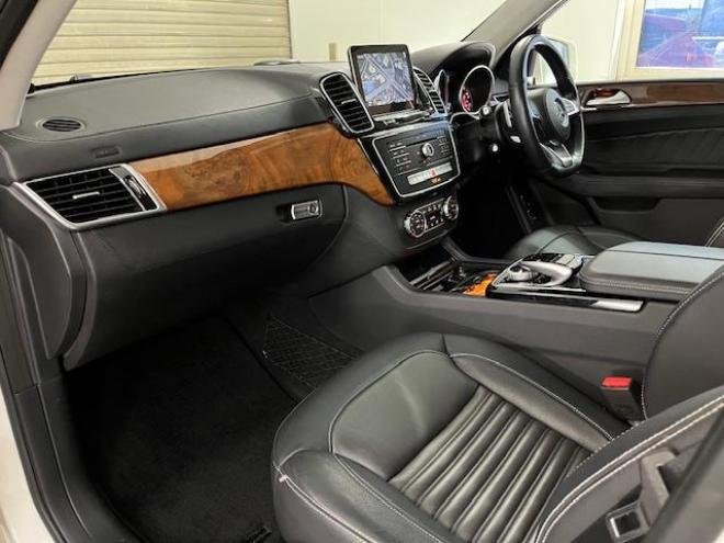 ベンツＧＬＳ３５０ｄ　４マチックスポーツ　禁煙車　ＡＭＧ２１インチＡＷ　社外２０ＡＷ＋スタッドレスタイヤ付　純正ナビ（フルセグ地デジ　Ｂｌｕｅｔｏｏｔｈ）＋バックカメラ　３６０℃カメラ　ハーマンカードンオーディオ　パークトロニック　電動サンルーフ　ブラックレザーシート　パワートランク　シートヒーター　キーレスゴー　パドルシフト　ＥＴＣ 4WD 3000 5Dr