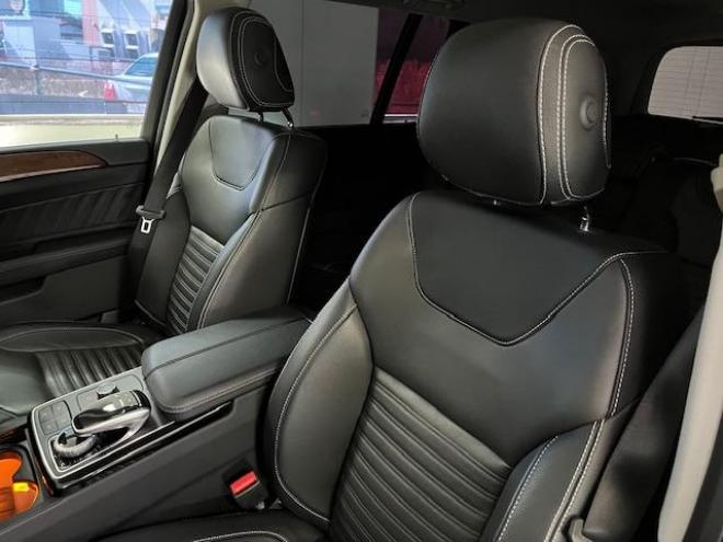 ベンツＧＬＳ３５０ｄ　４マチックスポーツ　禁煙車　ＡＭＧ２１インチＡＷ　社外２０ＡＷ＋スタッドレスタイヤ付　純正ナビ（フルセグ地デジ　Ｂｌｕｅｔｏｏｔｈ）＋バックカメラ　３６０℃カメラ　ハーマンカードンオーディオ　パークトロニック　電動サンルーフ　ブラックレザーシート　パワートランク　シートヒーター　キーレスゴー　パドルシフト　ＥＴＣ 4WD 3000 5Dr