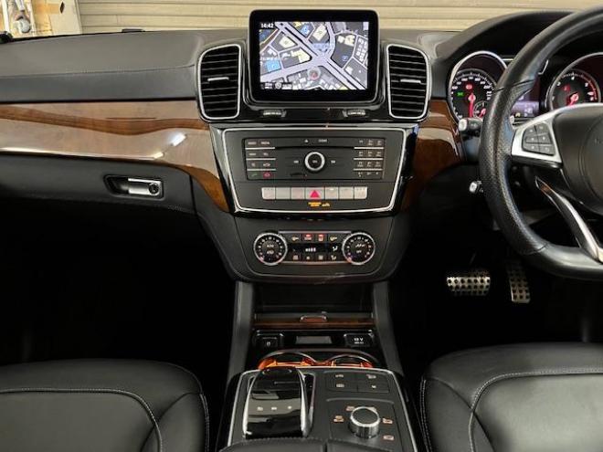ベンツＧＬＳ３５０ｄ　４マチックスポーツ　禁煙車　ＡＭＧ２１インチＡＷ　社外２０ＡＷ＋スタッドレスタイヤ付　純正ナビ（フルセグ地デジ　Ｂｌｕｅｔｏｏｔｈ）＋バックカメラ　３６０℃カメラ　ハーマンカードンオーディオ　パークトロニック　電動サンルーフ　ブラックレザーシート　パワートランク　シートヒーター　キーレスゴー　パドルシフト　ＥＴＣ 4WD 3000 5Dr