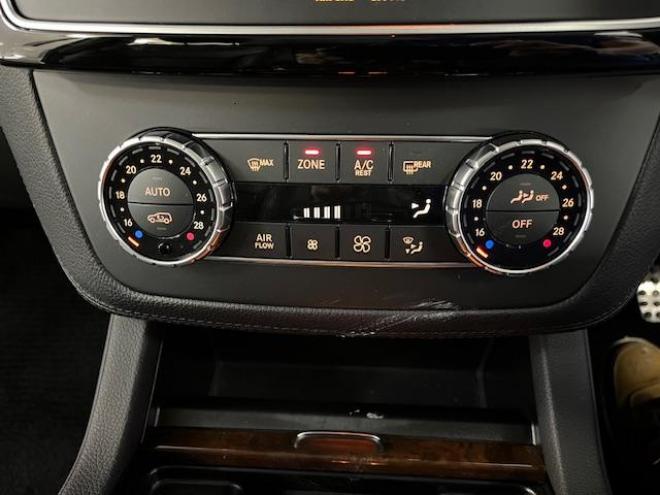 ベンツＧＬＳ３５０ｄ　４マチックスポーツ　禁煙車　ＡＭＧ２１インチＡＷ　社外２０ＡＷ＋スタッドレスタイヤ付　純正ナビ（フルセグ地デジ　Ｂｌｕｅｔｏｏｔｈ）＋バックカメラ　３６０℃カメラ　ハーマンカードンオーディオ　パークトロニック　電動サンルーフ　ブラックレザーシート　パワートランク　シートヒーター　キーレスゴー　パドルシフト　ＥＴＣ 4WD 3000 5Dr