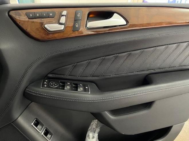 ベンツＧＬＳ３５０ｄ　４マチックスポーツ　禁煙車　ＡＭＧ２１インチＡＷ　社外２０ＡＷ＋スタッドレスタイヤ付　純正ナビ（フルセグ地デジ　Ｂｌｕｅｔｏｏｔｈ）＋バックカメラ　３６０℃カメラ　ハーマンカードンオーディオ　パークトロニック　電動サンルーフ　ブラックレザーシート　パワートランク　シートヒーター　キーレスゴー　パドルシフト　ＥＴＣ 4WD 3000 5Dr