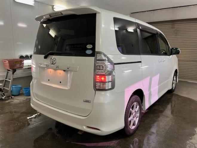 ヴォクシーＺＳ　ＷＡＫＯＳバリアスコーティング済　社外１５インチＡＷ　社外１５ＡＷ＋スタッドレスタイヤ付　パワースライドドア　ケンウッドナビ（フルセグ地デジ　Ｂｌｕｅｔｏｏｔｈオーディオ）＋バックカメラ　純正リアフリップダウンモニター　クールドリンクボックス　ＰＵＳＨスタート　スマートキー　パドルシフト　ＨＩＤヘッドライト　タイミングチェーン　ＥＴＣ 4WD 2000 5Dr