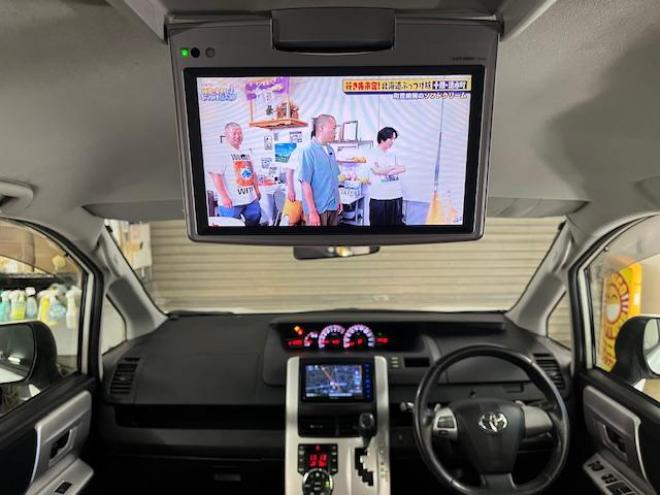 ヴォクシーＺＳ　ＷＡＫＯＳバリアスコーティング済　社外１５インチＡＷ　社外１５ＡＷ＋スタッドレスタイヤ付　パワースライドドア　ケンウッドナビ（フルセグ地デジ　Ｂｌｕｅｔｏｏｔｈオーディオ）＋バックカメラ　純正リアフリップダウンモニター　クールドリンクボックス　ＰＵＳＨスタート　スマートキー　パドルシフト　ＨＩＤヘッドライト　タイミングチェーン　ＥＴＣ 4WD 2000 5Dr