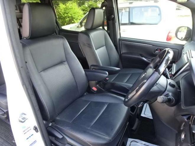 エスクァイア2.0 Gi 4WD　本州車 保証1年 本革 モデリスタ 衝突軽減 2000