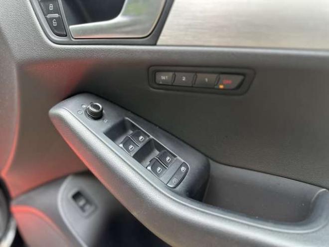 アウディQ5 2.0 TFSI クワトロ Sラインパッケージ 4WD　ターボ/純正ナビ/ETC/ハーフレザーシート 正規輸入車 2000