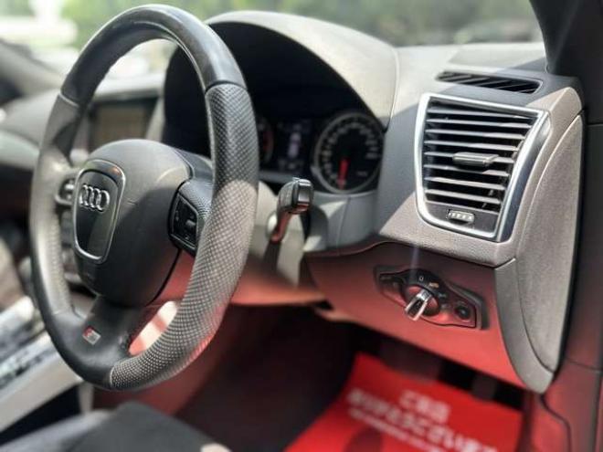 アウディQ5 2.0 TFSI クワトロ Sラインパッケージ 4WD　ターボ/純正ナビ/ETC/ハーフレザーシート 正規輸入車 2000