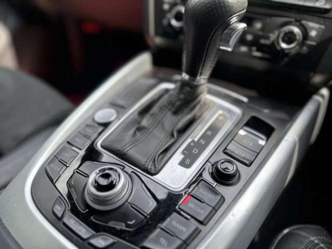 アウディQ5 2.0 TFSI クワトロ Sラインパッケージ 4WD　ターボ/純正ナビ/ETC/ハーフレザーシート 正規輸入車 2000