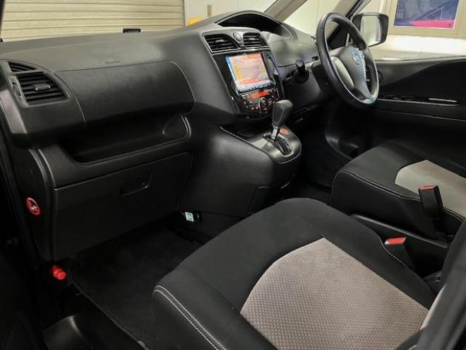 セレナライダーブラックライン　本州仕入　禁煙車　ＷＡＫＯＳバリアスコーティング済　純正ＡＵＴＥＣＨ１５インチＡＷ　社外１５ＡＷ＋スタッドレスタイヤ付　両側パワースライドドア　アルパインナビ（フルセグ地デジ　ＤＶＤ再生　Ｂｌｕｅｔｏｏｔｈ）＋バックカメラ　アルパイン製リアフリップダウンモニター　前後ドライブレコーダー　クルーズコントロール　純正エンジンスターター　アイドリングストップ　横滑り防止装置　ＨＩＤ　ＥＴＣ 　タイミングチェーン 4WD 2000 5Dr