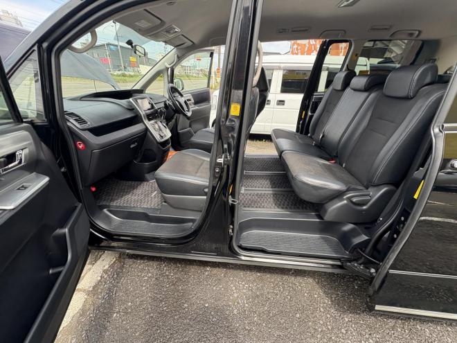 ヴォクシーVOXY 4WD ZS煌Ⅲ寒冷地仕様　8人乗　両パワースライドドア　AUTOHID　エンジンスターター　Bluetoothナビフルセグ　バックカメラ　アルミホイル　スタットレス付　エンジンオイル交換　CVTＦ交換 4WD 2000 ５Dr