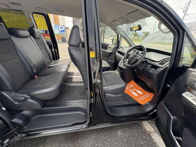 ヴォクシーVOXY 4WD ZS煌Ⅲ寒冷地仕様　8人乗　両パワースライドドア　AUTOHID　エンジンスターター　Bluetoothナビフルセグ　バックカメラ　アルミホイル　スタットレス付　エンジンオイル交換　CVTＦ交換 4WD 2000 ５Dr
