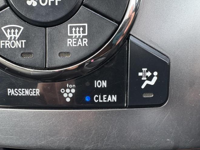 ヴォクシーVOXY 4WD ZS煌Ⅲ寒冷地仕様　8人乗　両パワースライドドア　AUTOHID　エンジンスターター　Bluetoothナビフルセグ　バックカメラ　アルミホイル　スタットレス付　エンジンオイル交換　CVTＦ交換 4WD 2000 ５Dr
