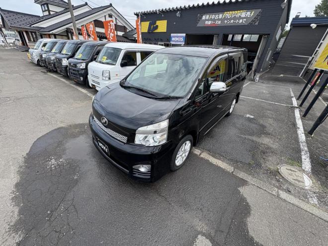ヴォクシーVOXY 4WD ZS煌Ⅲ寒冷地仕様　8人乗　両パワースライドドア　AUTOHID　エンジンスターター　Bluetoothナビフルセグ　バックカメラ　アルミホイル　スタットレス付　エンジンオイル交換　CVTＦ交換 4WD 2000 ５Dr