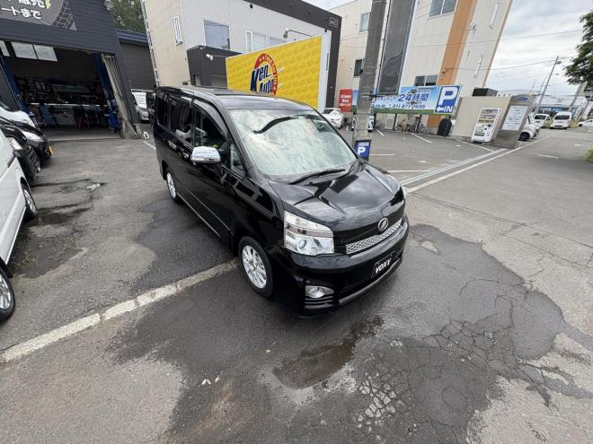 ヴォクシーVOXY 4WD ZS煌Ⅲ寒冷地仕様　8人乗　両パワースライドドア　AUTOHID　エンジンスターター　Bluetoothナビフルセグ　バックカメラ　アルミホイル　スタットレス付　エンジンオイル交換　CVTＦ交換 4WD 2000 ５Dr