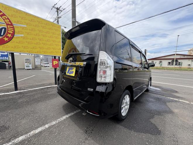 ヴォクシーVOXY 4WD ZS煌Ⅲ寒冷地仕様　8人乗　両パワースライドドア　AUTOHID　エンジンスターター　Bluetoothナビフルセグ　バックカメラ　アルミホイル　スタットレス付　エンジンオイル交換　CVTＦ交換 4WD 2000 ５Dr