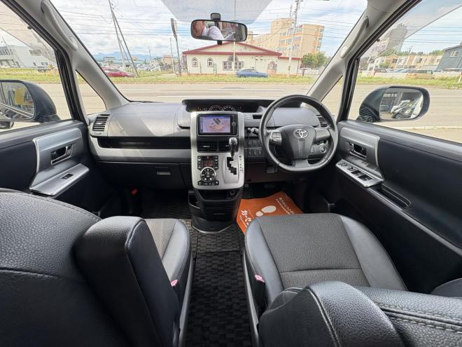 ヴォクシーVOXY 4WD ZS煌Ⅲ寒冷地仕様　8人乗　両パワースライドドア　AUTOHID　エンジンスターター　Bluetoothナビフルセグ　バックカメラ　アルミホイル　スタットレス付　エンジンオイル交換　CVTＦ交換 4WD 2000 ５Dr