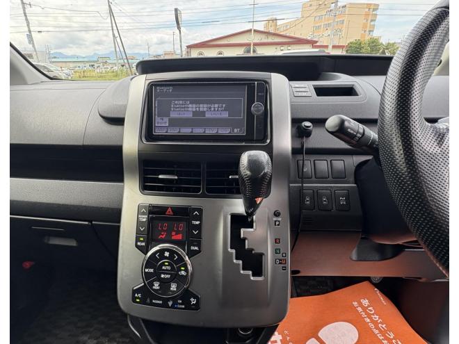 ヴォクシーVOXY 4WD ZS煌Ⅲ寒冷地仕様　8人乗　両パワースライドドア　AUTOHID　エンジンスターター　Bluetoothナビフルセグ　バックカメラ　アルミホイル　スタットレス付　エンジンオイル交換　CVTＦ交換 4WD 2000 ５Dr