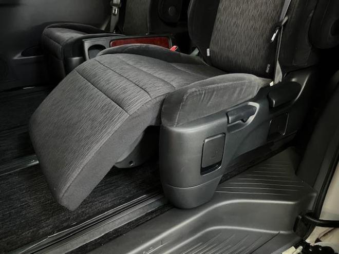 アルファード２４０Ｓ　本州仕入　禁煙車　ＷＡＫＯＳバリアスコーティング済　ロクサーニ１８インチＡＷ　純正１６ＡＷ＋スタッドレスタイヤ付　両側パワースライドドア　純正ナビ（フルセグ地デジ　ＤＶＤ再生　Ｂｌｕｅｔｏｏｔｈ）＋バックカメラ　ドライブレコーダー　コーナーセンサー　横滑り防止装置　ＨＩＤ　ＥＴＣ 　タイミングチェーン 4WD 2400 5Dr